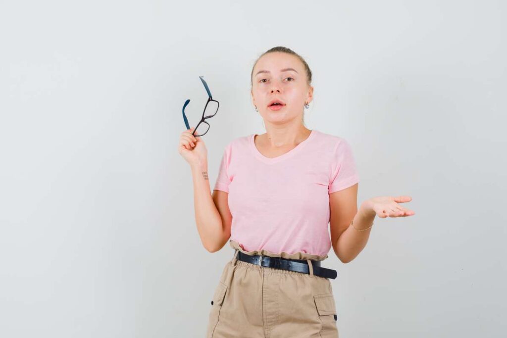 to wear glasses or not
